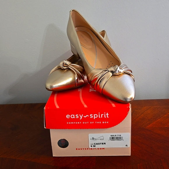 NEW IN BOX Easy Spirit Flats Color Gold Size 9 M - Picture 1 of 8
